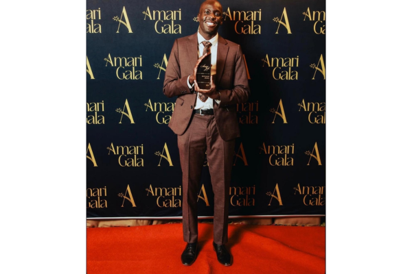 Dr Anei Ochan-Thou, first-year anaesthetic registrar at Austin Health receives Spotlight Award at Amari Gala.